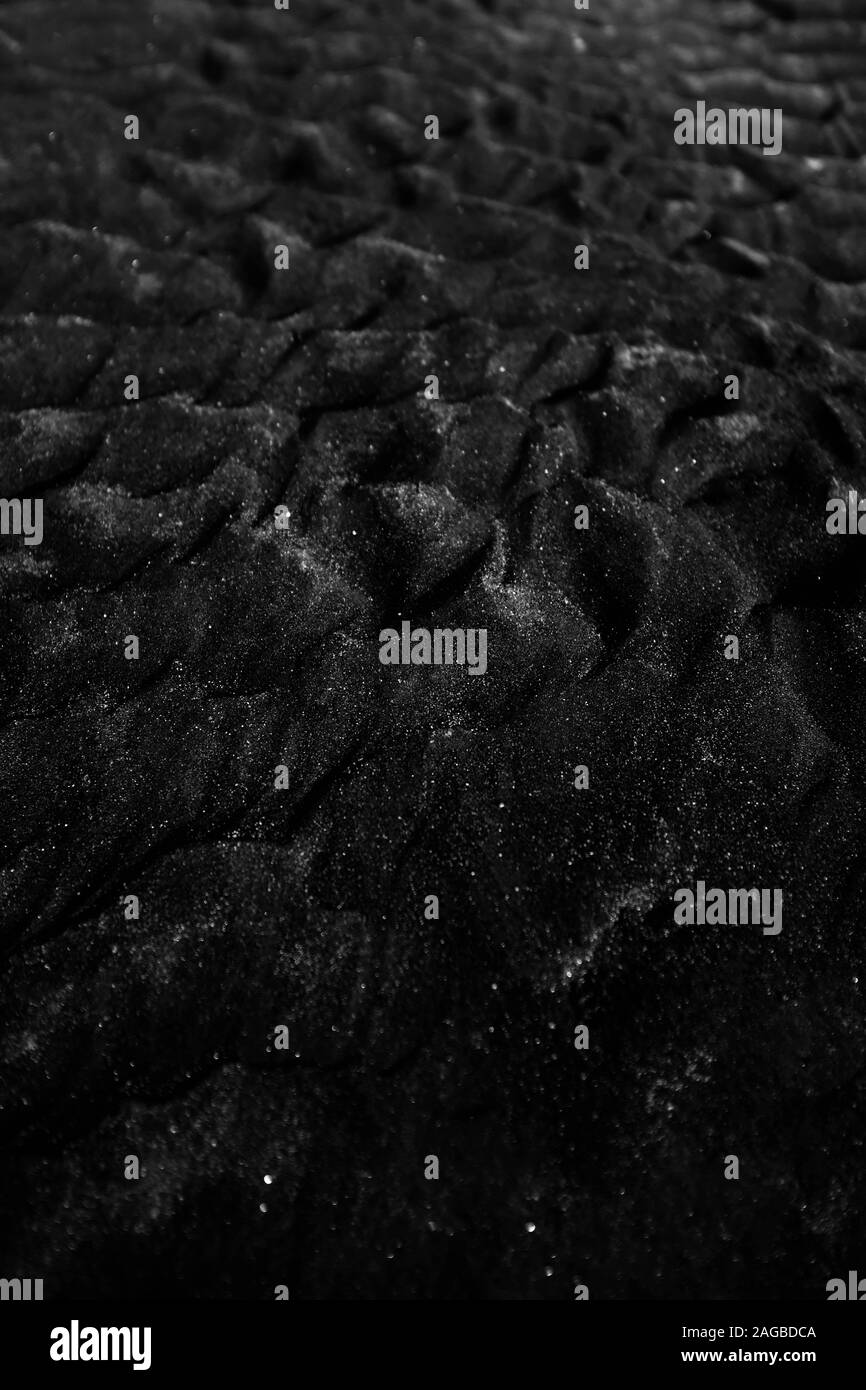 Arrière-plan en niveaux de gris frais de sable noir superposé humide - super pour l'arrière-plan ou le fond d'écran Banque D'Images