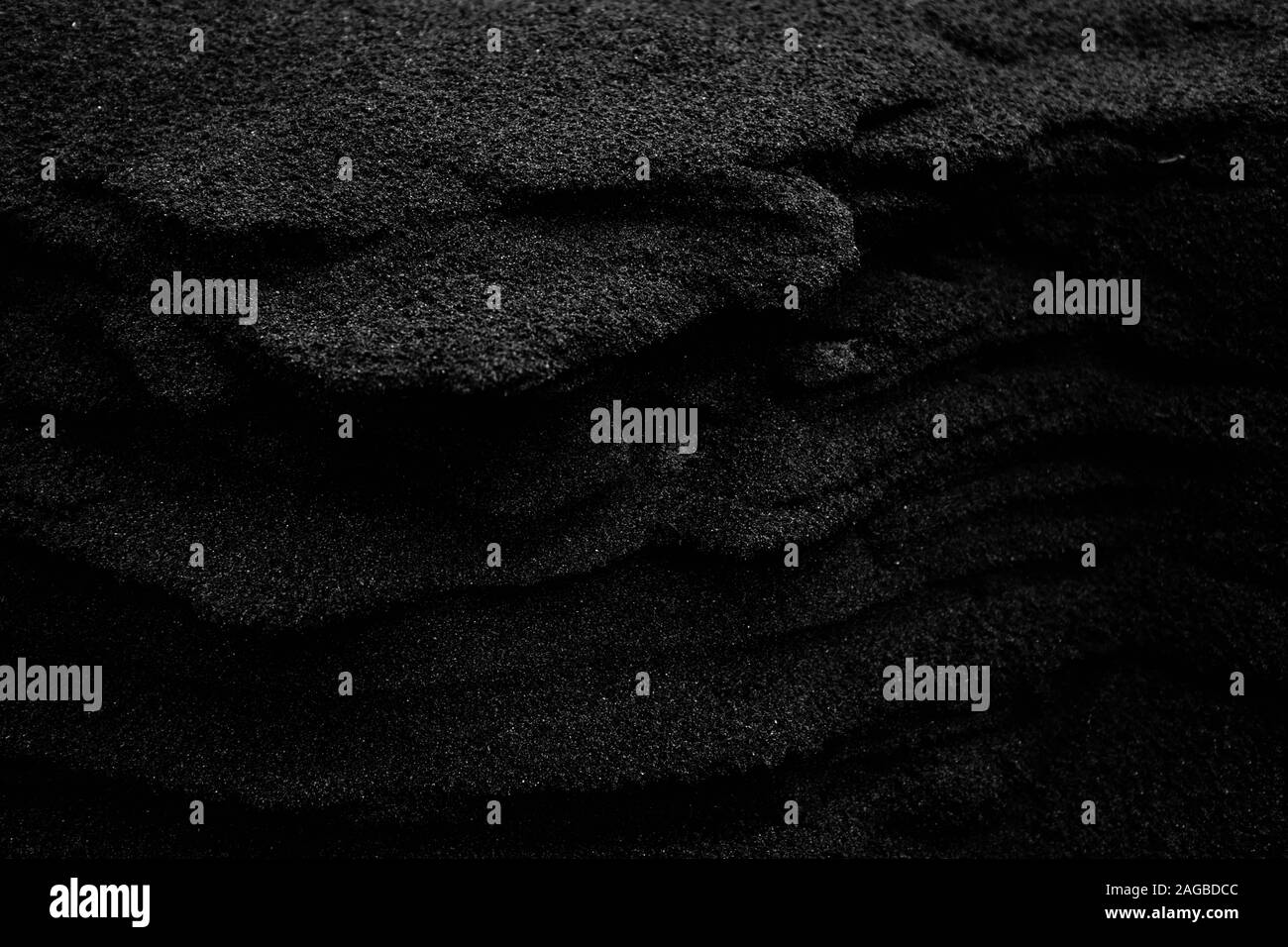 Arrière-plan en niveaux de gris frais de sable noir superposé humide - super pour l'arrière-plan ou le fond d'écran Banque D'Images