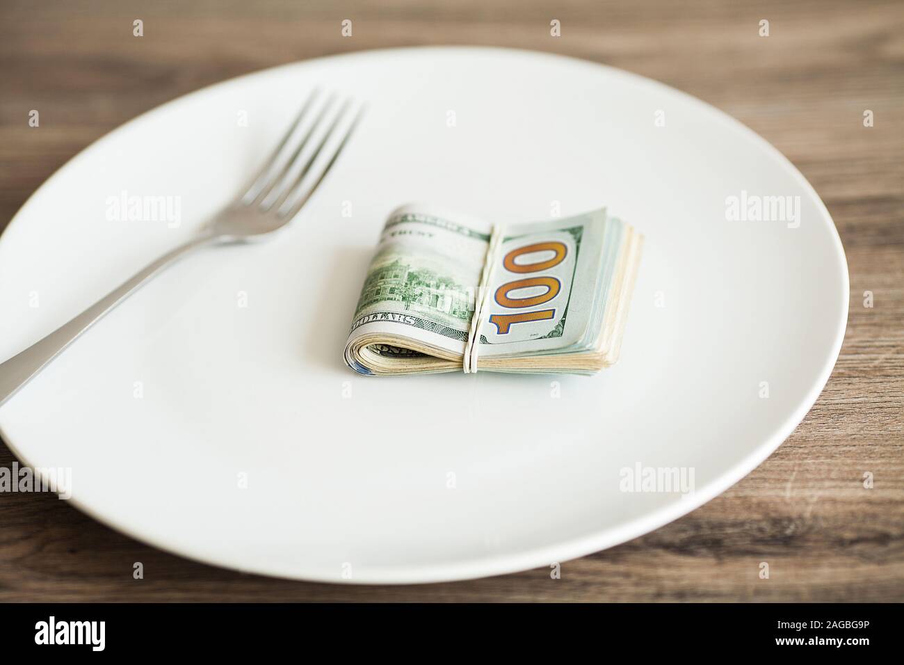 L'argent se trouvant sur la plaque avec une fourchette. Dollars photo. La corruption gourmand concept. Pot-de-idée Banque D'Images