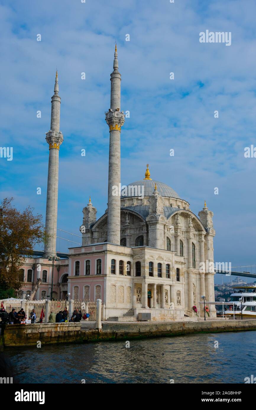 Istanbul, Turquie. Le 23 novembre 2019. Mosquée Ortakôy Ortakôy (Camii). officiellement le Buyuk Mecidiye Camii. Détroit du Bosphore Banque D'Images