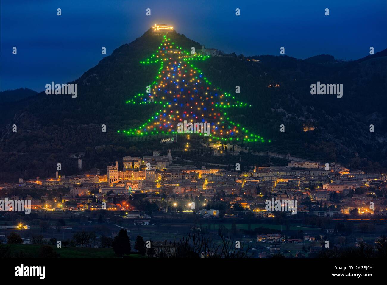 Le célèbre arbre de Noël de Gubbio, le plus grand arbre de Noël dans le monde. Province de Pérouse, Ombrie, Italie. Banque D'Images