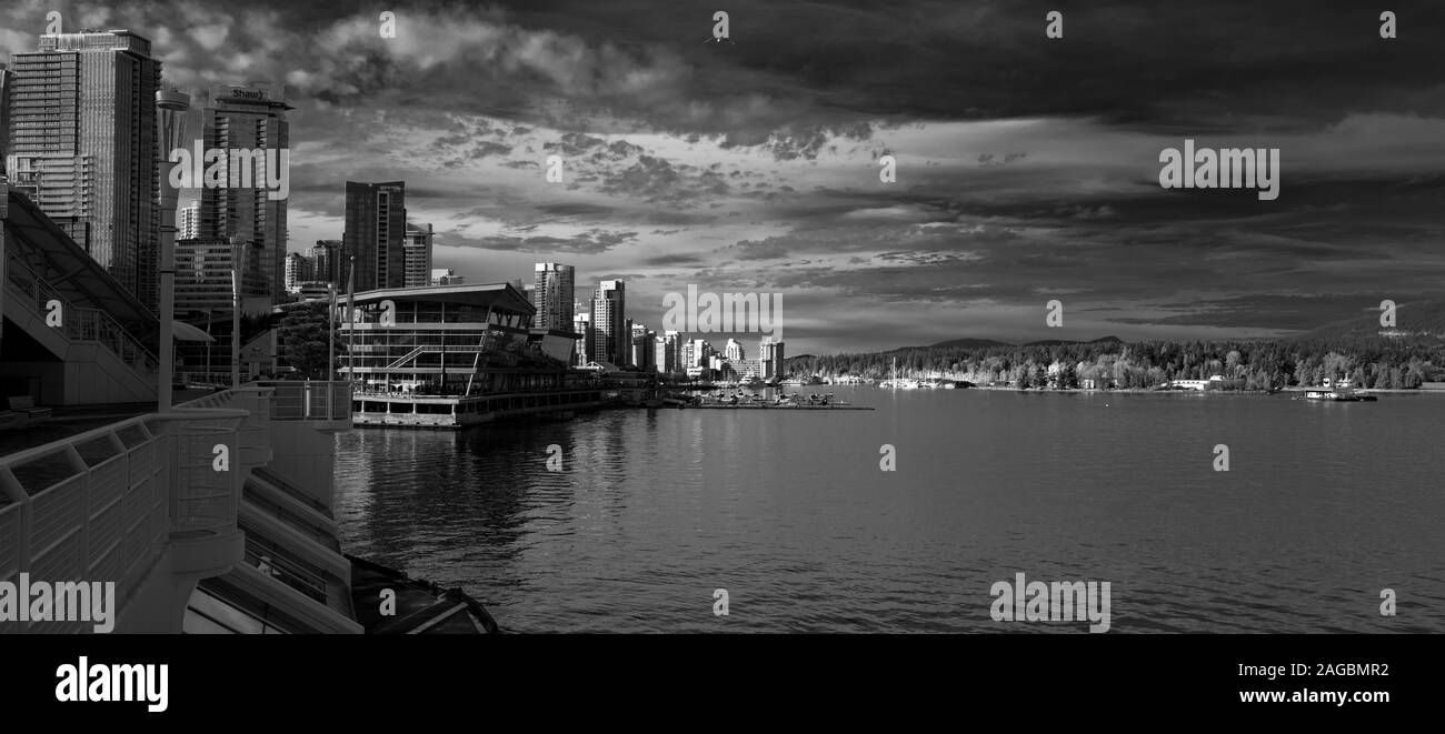 VANCOUVER, CANADA - Nov 13, 2019 : une vue panoramique gris shot du Vancouver Convention Centre près de la Coal Harbour et Stanley Park Banque D'Images