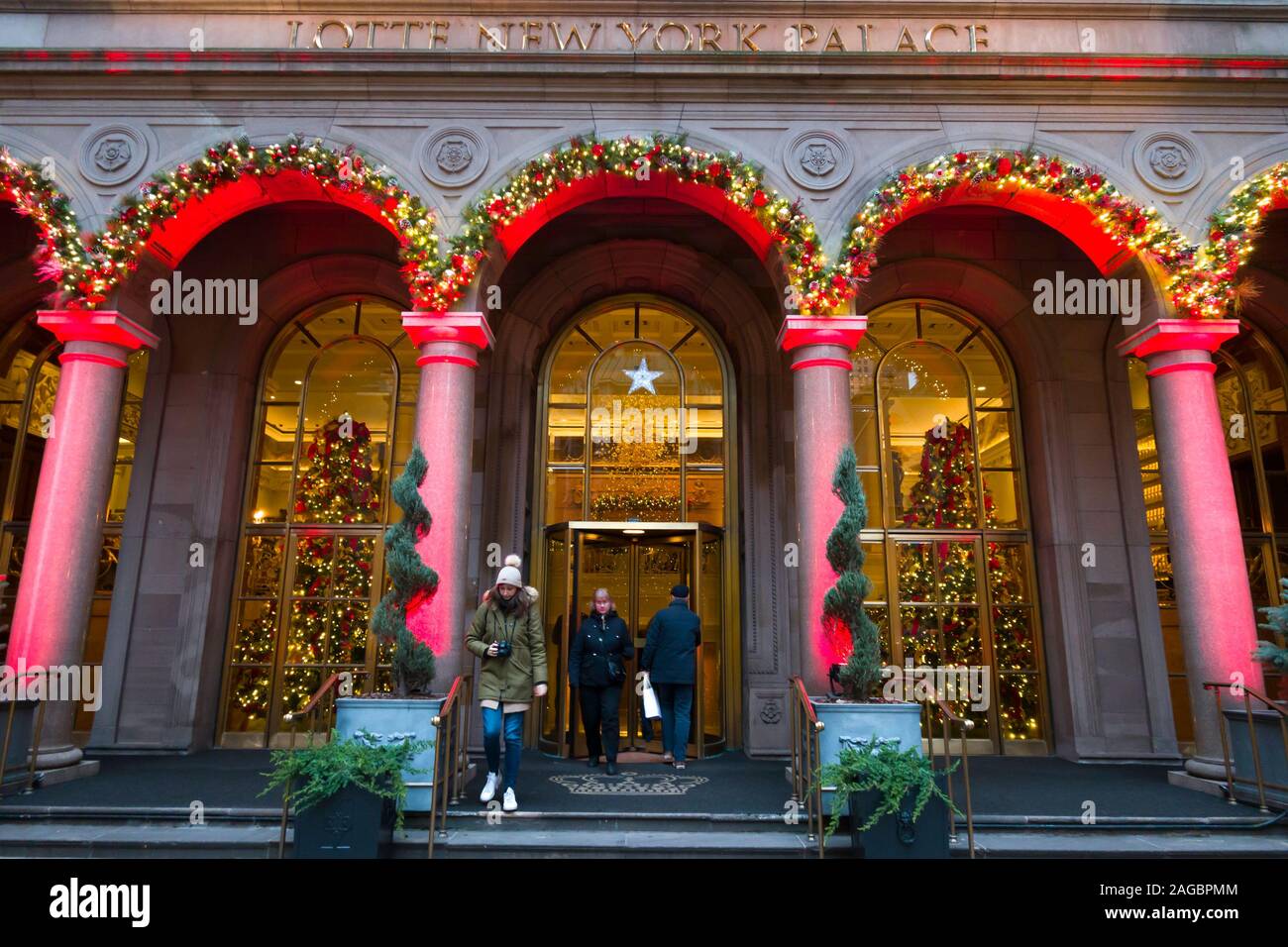 Son entrée dans la cour à la Lotte New York Palace Hotel, saison de vacances à New York City Banque D'Images