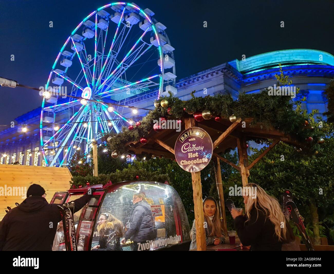 Liverpool, Royaume-Uni - 24 novembre 2019 : Belle scène de fête à un marché de Noël près de la gare de Liverpool Lime Street Banque D'Images