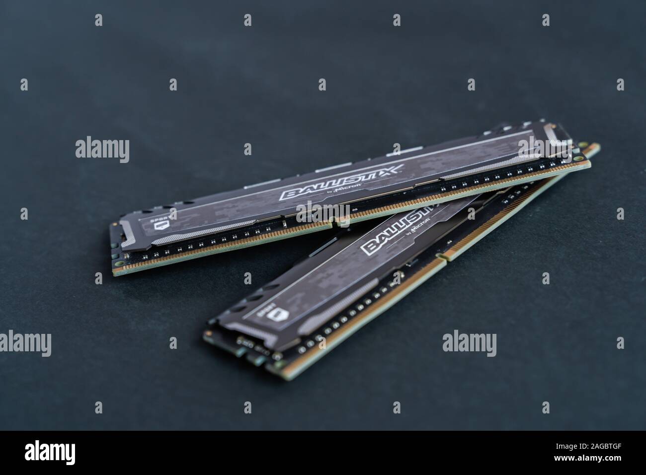 Valence, Espagne - Décembre 07, 2019 : Deux modules de mémoire. Mémoire  DDR4 Crucial Ballistix Fast RAM, mémoire Micron. Joueur célèbre de DRAM de  bâtons Photo Stock - Alamy