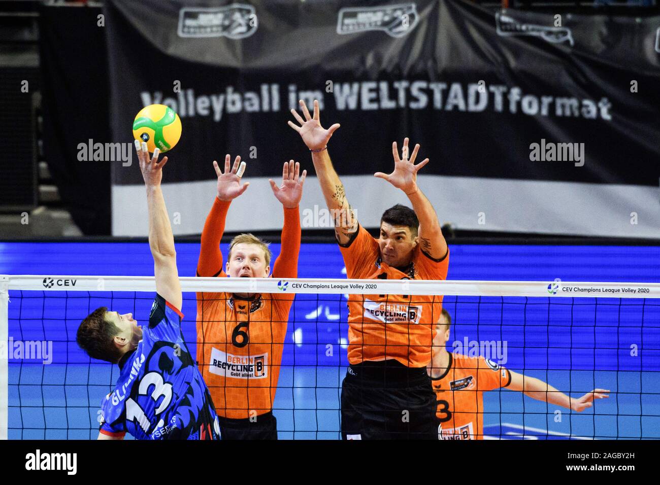 Berlin, Allemagne. Dec 18, 2019. Volley-ball, les hommes : Ligue des Champions, des volées de Berlin - Kuzbass Kemerovo, Round 4, Groupe B, Journée 3. Kemerovos Bogdan Glivenko (l-r) tente de tenir la balle contre Berlin's Sergey Grankin et Cody Kessel sur le net. Credit : Gregor Fischer/dpa/Alamy Live News Banque D'Images