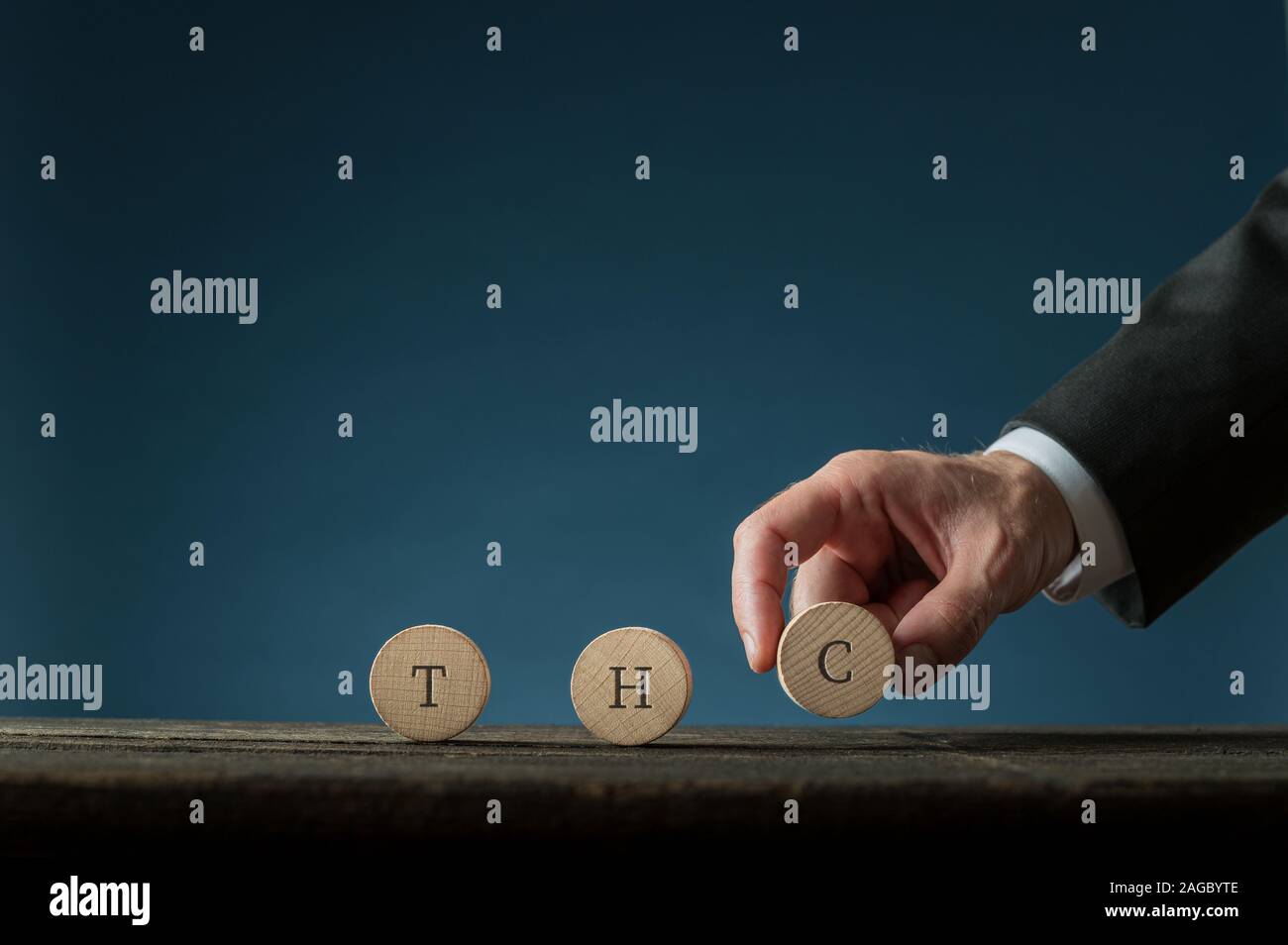 Businessman de l'assemblage d'un panneau en bois sur le THC a couper des cercles dans une image conceptuelle. Sur fond bleu avec l'exemplaire de l'espace. Banque D'Images