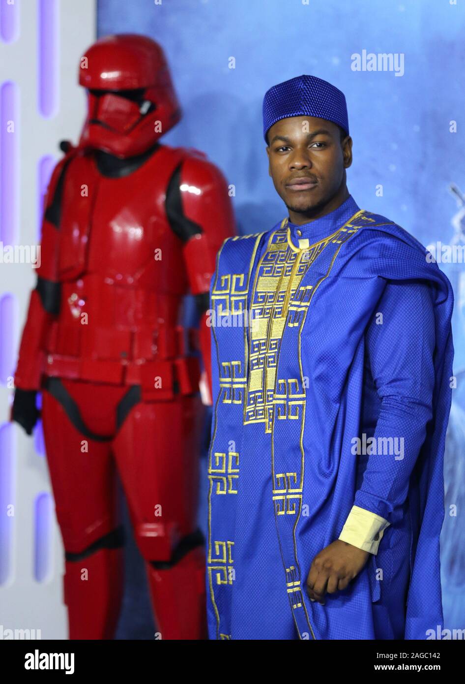 Assistant à la première de Star Wars : La montée de Skywalker tenue à la vue de Leicester Square à Londres. Banque D'Images