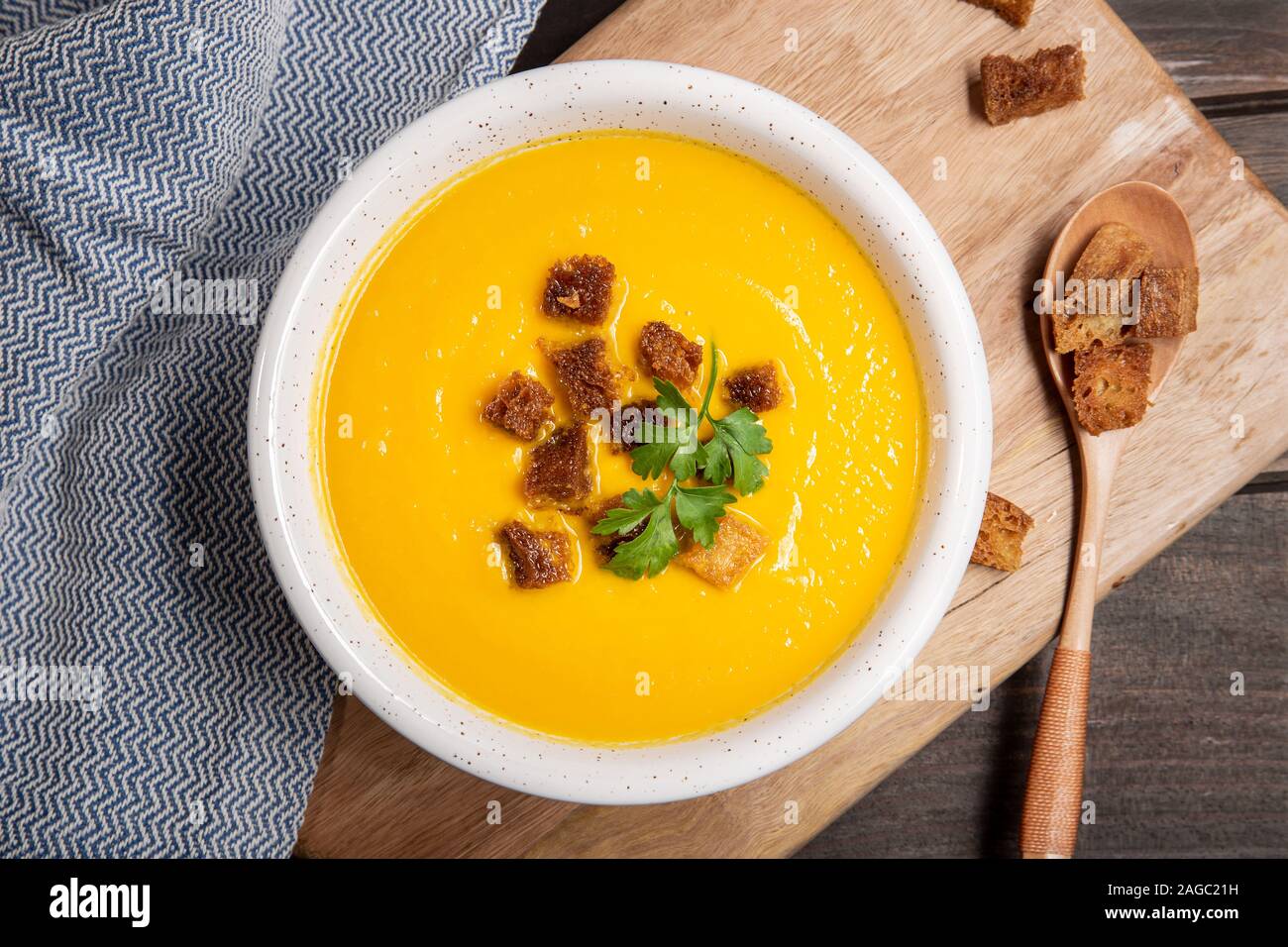 Crème de carottes soupe avec des croûtons sur table en bois. Vue d'en haut. L'alimentation saine Banque D'Images