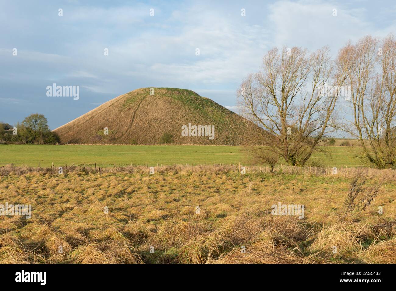 Silbury Hill dans le Wiltshire, Angleterre, Royaume-Uni, au cours de l'hiver Banque D'Images