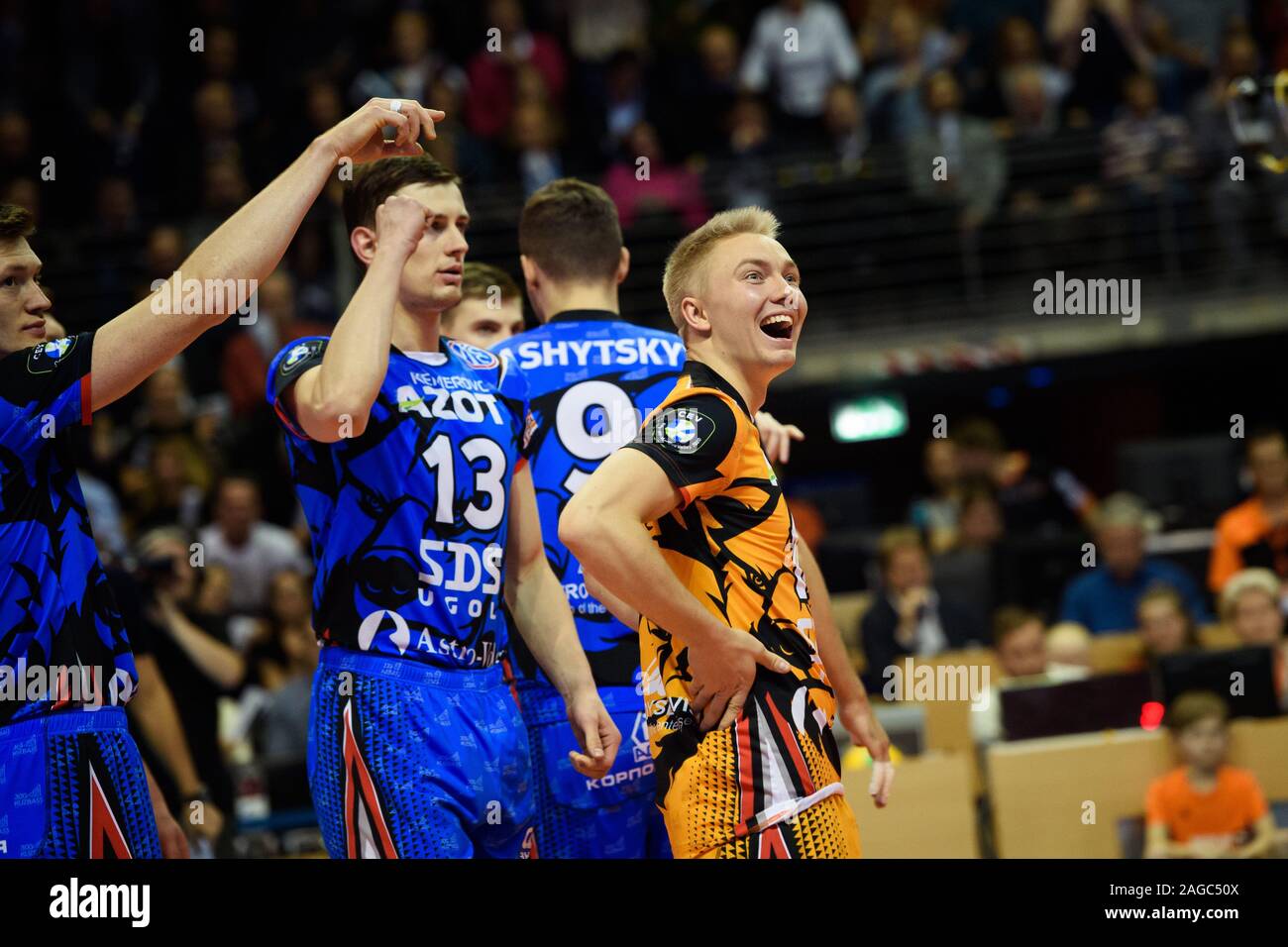 18 décembre 2019, Berlin : volley-ball, les hommes : Ligue des Champions, des volées de Berlin - Kuzbass Kemerovo, Round 4, Groupe B, Journée 3. L'Kemerovo Lauri Kerminen (r) est heureux après une victoire de points. Photo : Gregor Fischer/dpa Banque D'Images