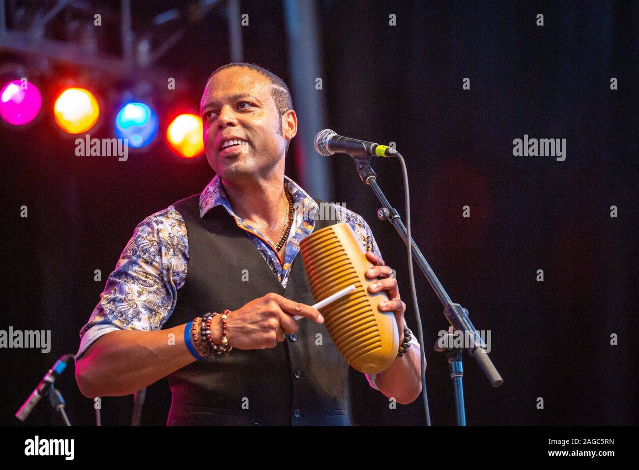 La chanteuse cubaine Adonis Puentes effectuant au National Folk Festival 2019 à Salisbury, Maryland. Banque D'Images