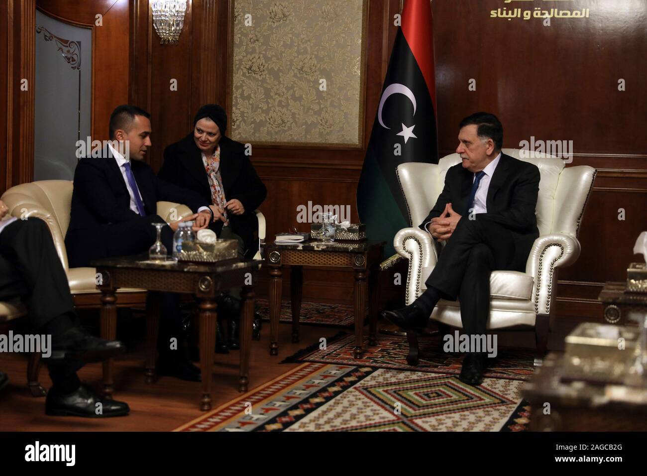 Tripoli (Libye). 25Th Dec 2019. Soutenues par l'ONU la Libye Premier ministre Fayez Serraj (R) rencontre avec le ministre des Affaires Étrangères Italien Luigi Di Maio à Tripoli, Libye, le 17 décembre 2019. Credit : Hamza Turkia/Xinhua/Alamy Live News Banque D'Images