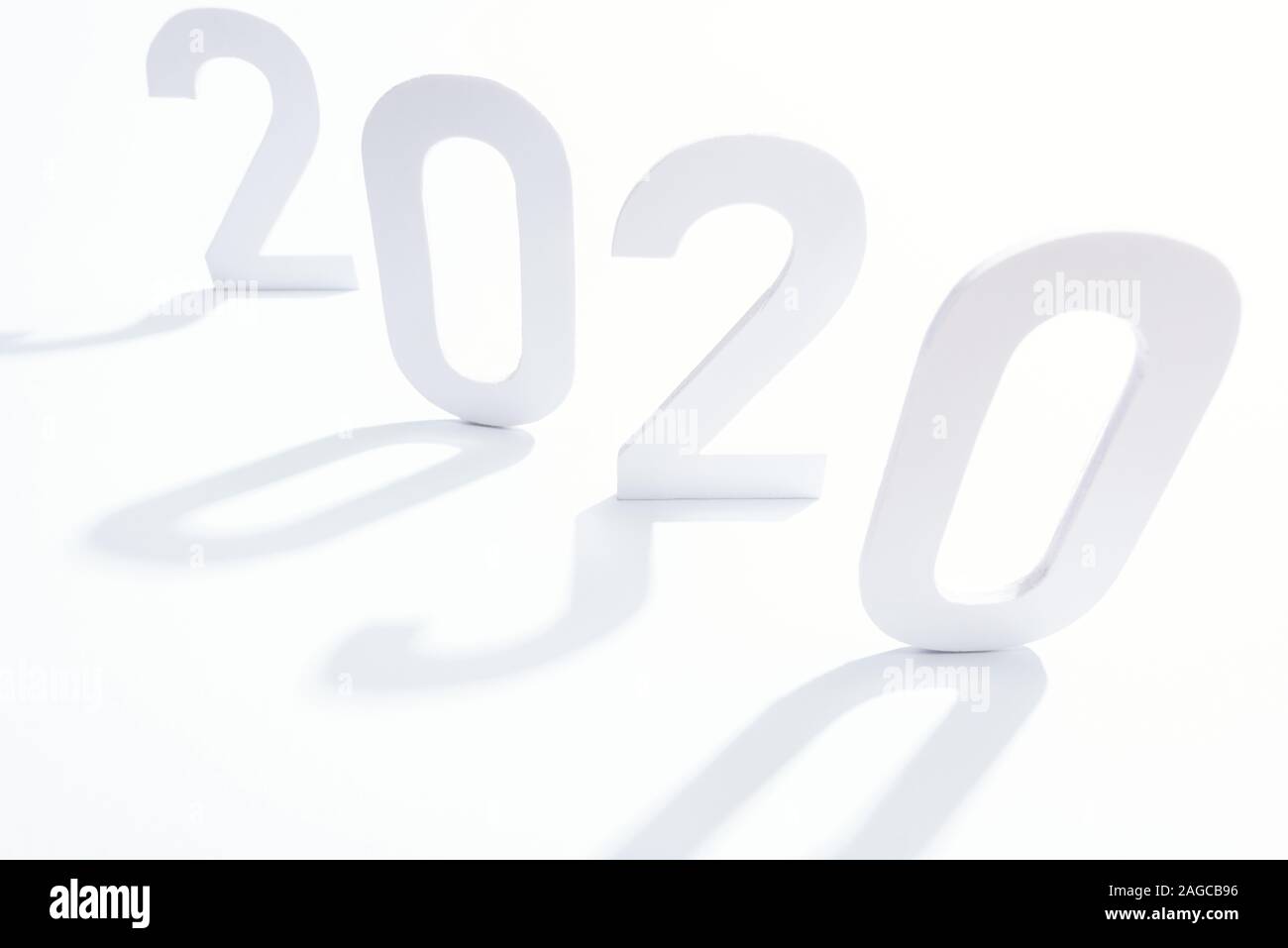 2020 papier des numéros avec ombre sur fond blanc Banque D'Images
