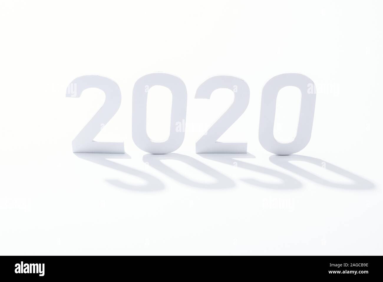 2020 papier des numéros avec ombre sur fond blanc Banque D'Images