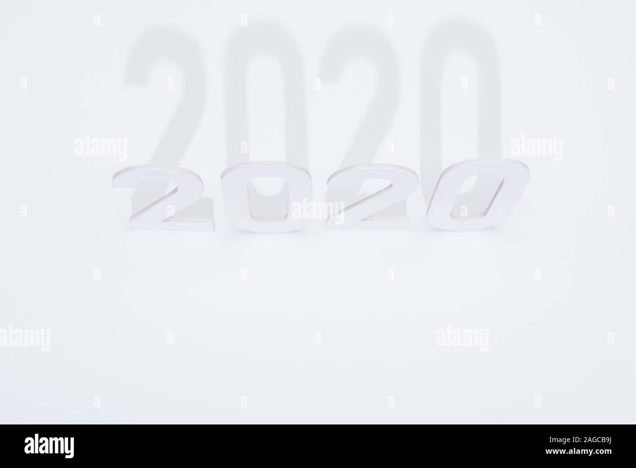 Vue de dessus de papier 2020 numéros avec ombre sur fond blanc Banque D'Images