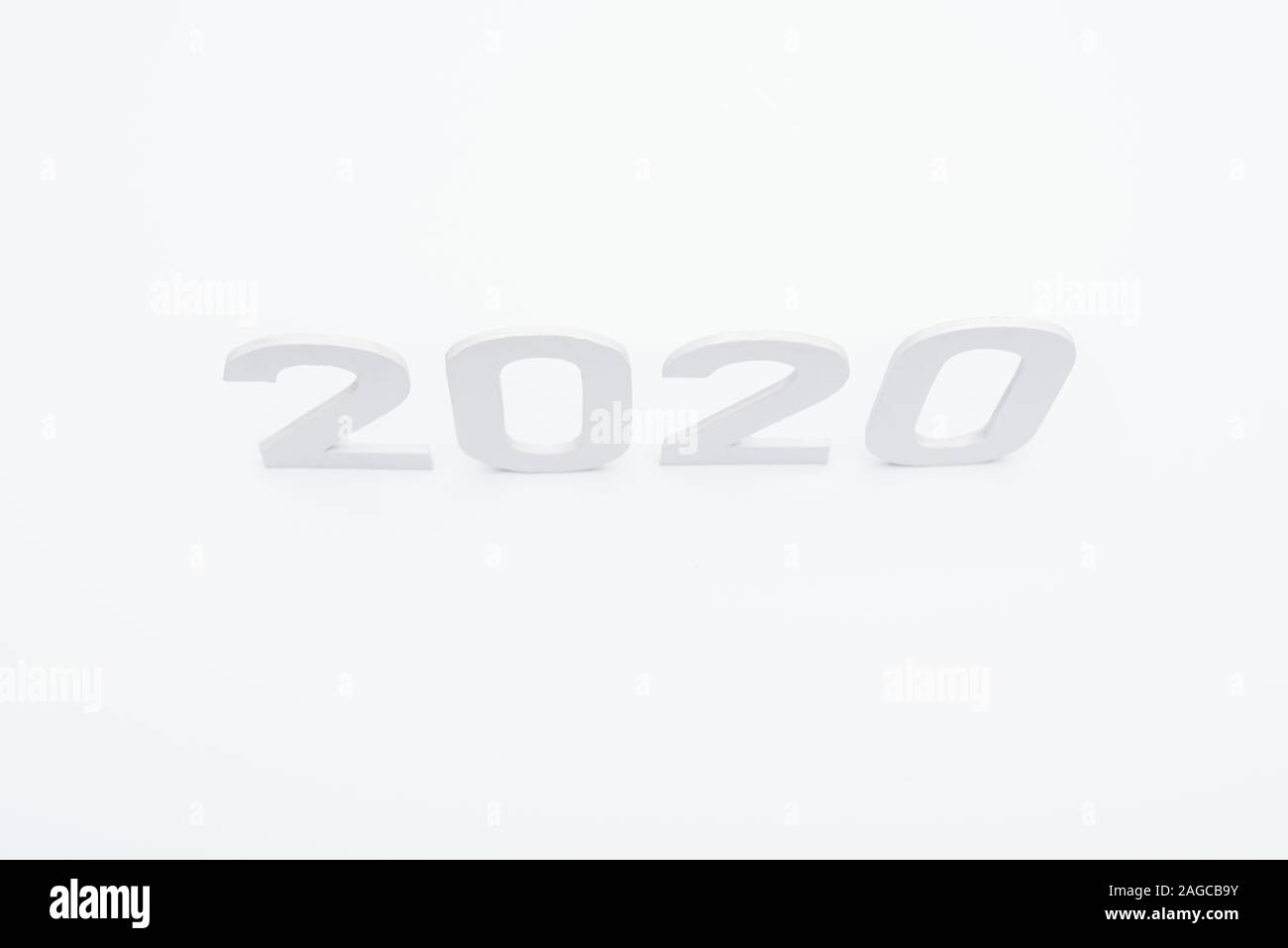 Vue de dessus de papier 2020 numéros sur fond blanc Banque D'Images