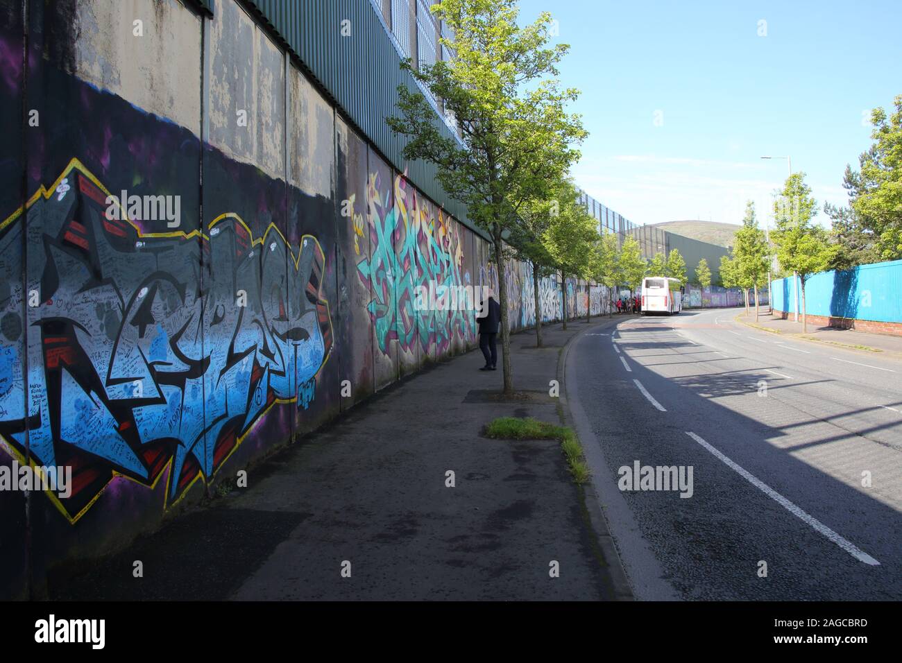 En premier plan touristique et coach groupe de touristes en arrière-plan à la recherche de peintures murales colorées et graffiti sur le mur de la paix, ou la paix, l'exécution de la ligne alo Banque D'Images