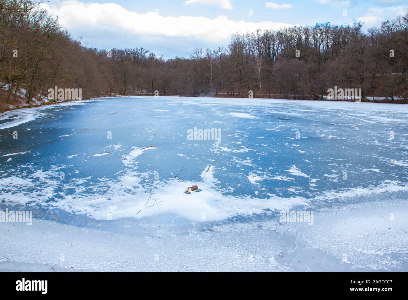 Photo en grand angle d'un lac gelé dans le parc Maksimir à Zagreb, Croatie Banque D'Images