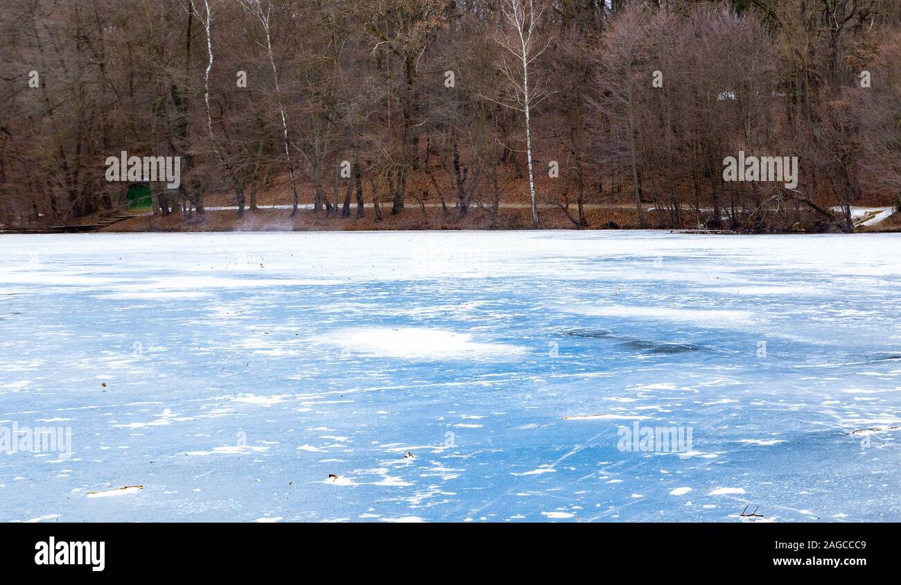 Photo en grand angle d'un lac gelé dans le parc Maksimir à Zagreb, Croatie Banque D'Images
