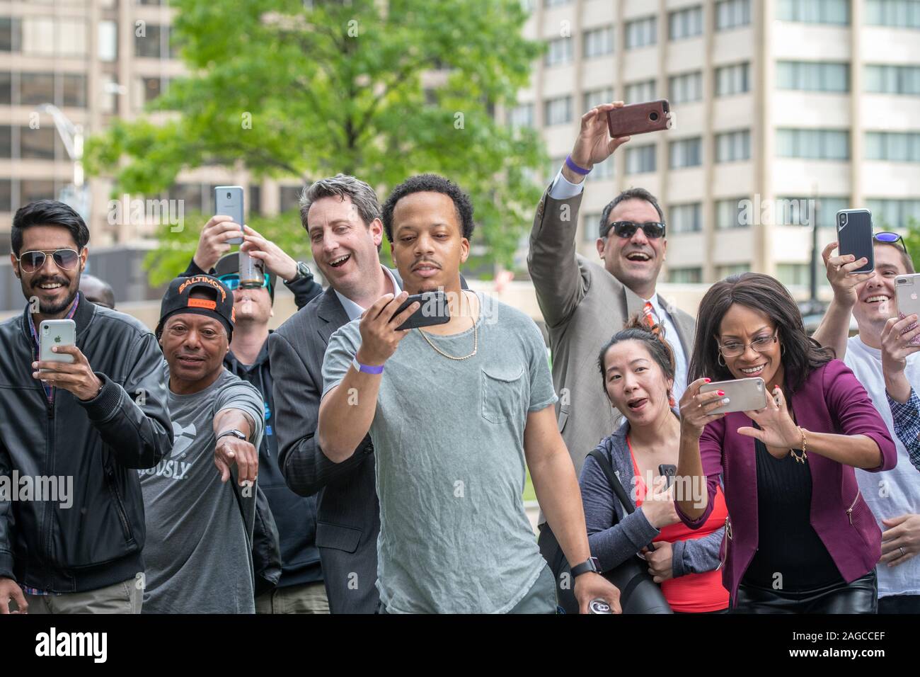 Une foule animée de capturer l'excitation , Baltimore, Maryland, USA Banque D'Images