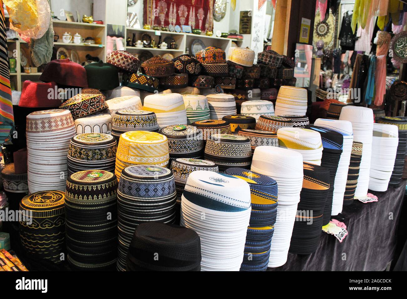 Beaucoup de chapeau chinois coloré pour vendre en face supermarché en Chine Banque D'Images