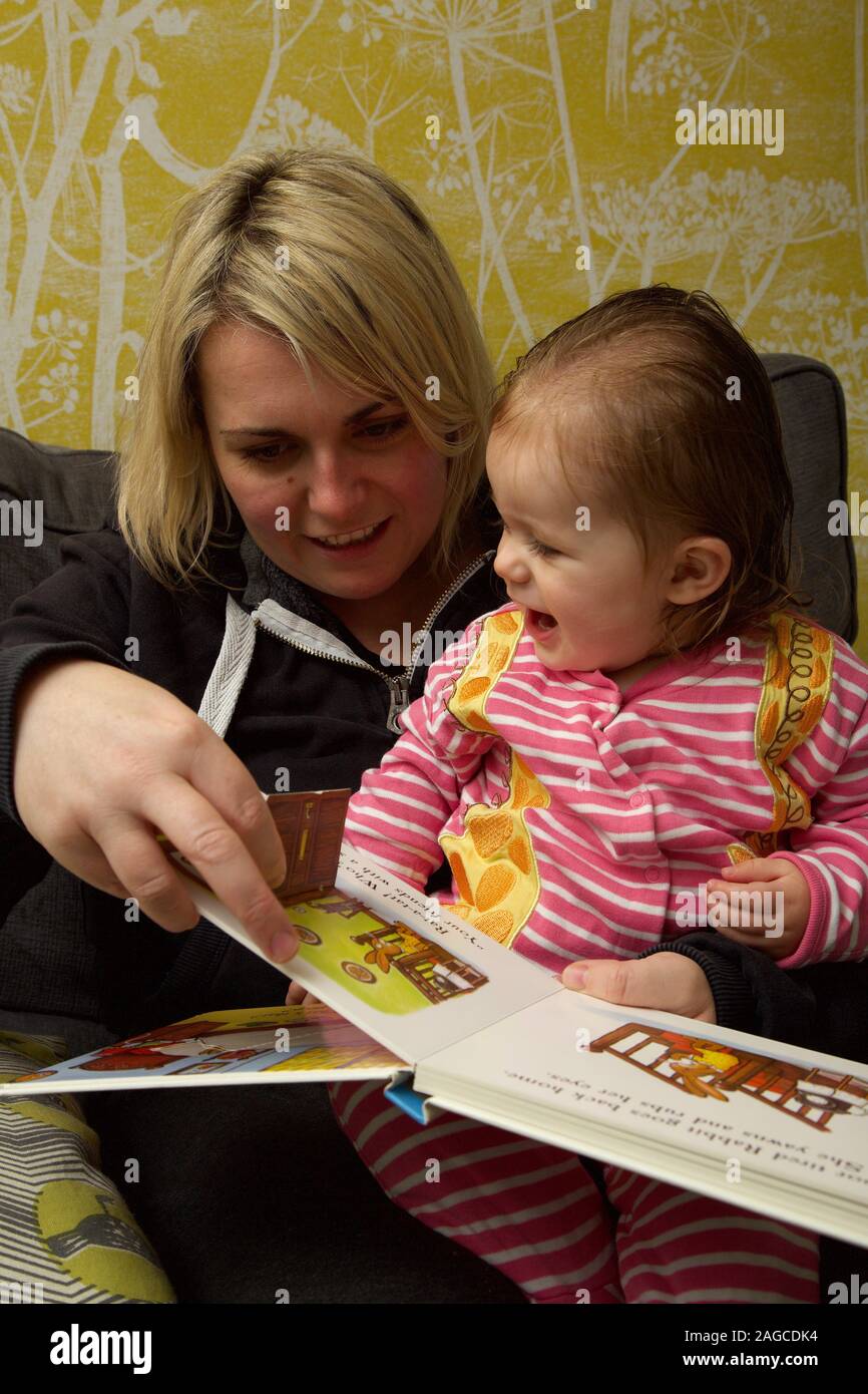 Lecture parent à son enfant. UK Banque D'Images