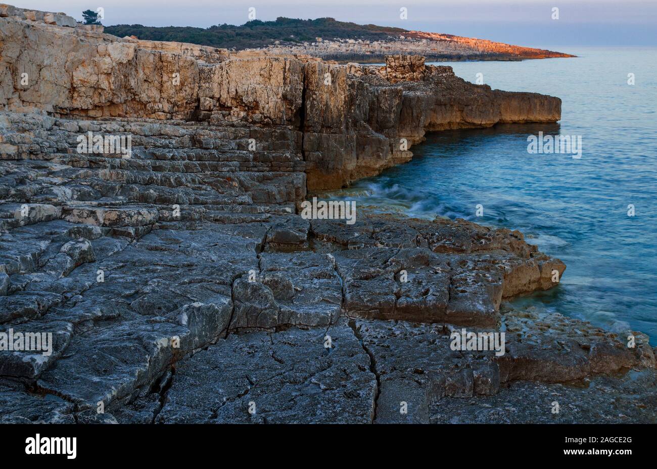 Plan à grand angle de rochers sur la côte de Kamenjak en Istrie, Croatie Banque D'Images