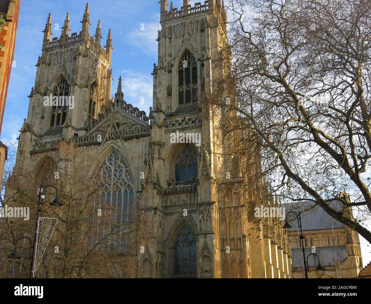 La façade ouest et deux tours de l'ouest de York Minster dans toute sa splendeur de l'architecture gothique. Banque D'Images