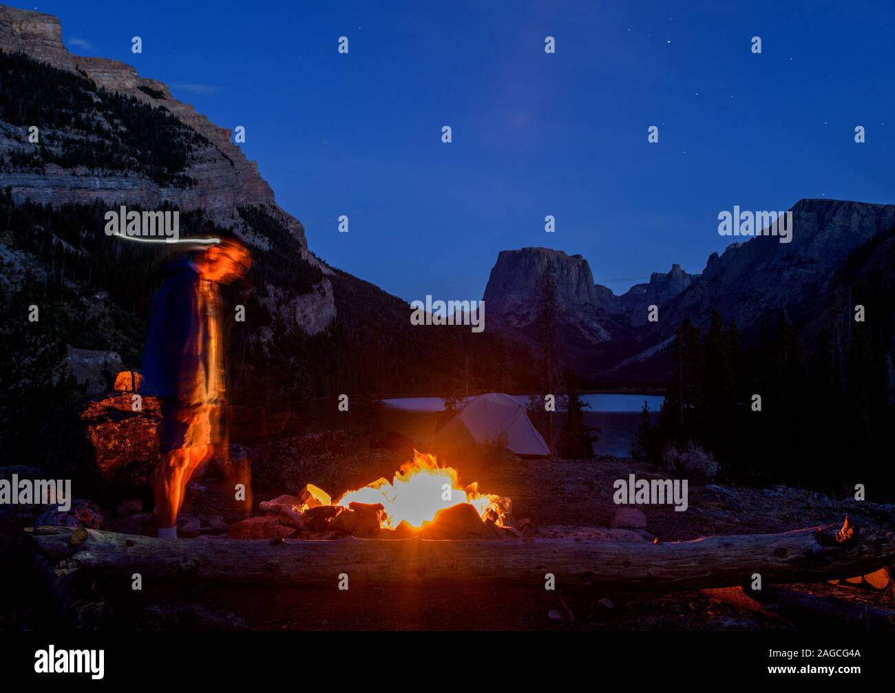 Personne bénéficiant d'un feu tout en camping dans la chaîne Wind River près de Squaretop Mountain, Wyoming. Banque D'Images