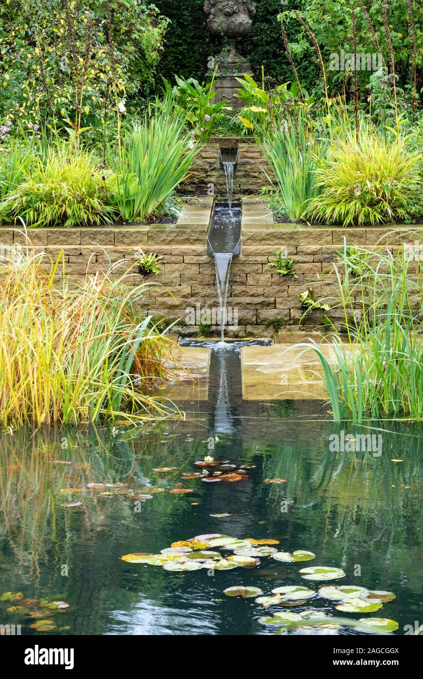 Journée humide. Details RHS jardins de Harlow Carr, Harrogate, North Yorkshire Banque D'Images