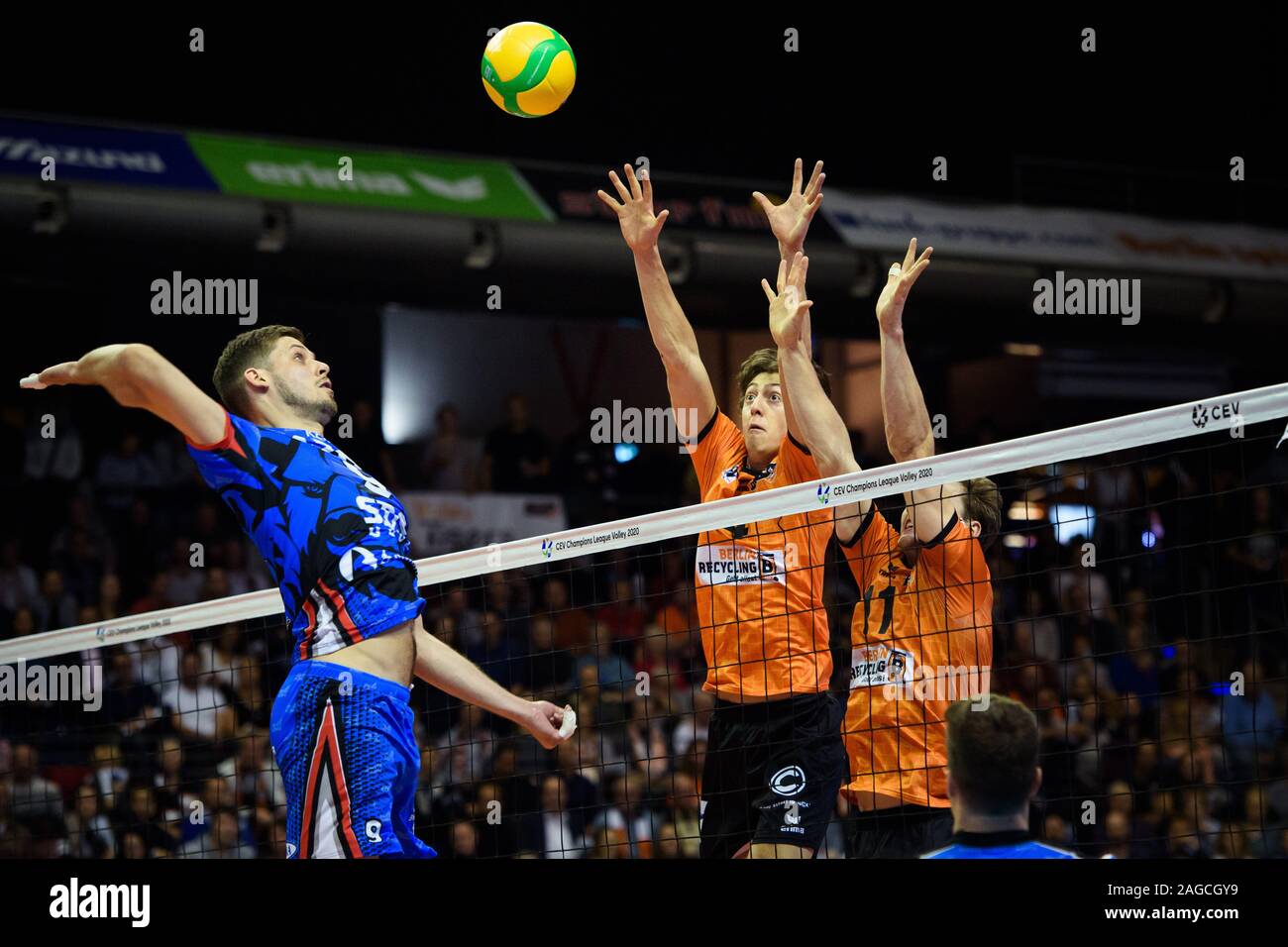 Berlin, Allemagne. Dec 18, 2019. Volley-ball, les hommes : Ligue des Champions, des volées de Berlin - Kuzbass Kemerovo, Round 4, Groupe B, Journée 3. L'Kemerovo Dmytro Pashytskyy (l-r) tente d'obtenir la balle sur le net contre Berlin's Jeffrey Jendryk et Cody Kessel. Credit : Gregor Fischer/dpa/Alamy Live News Banque D'Images