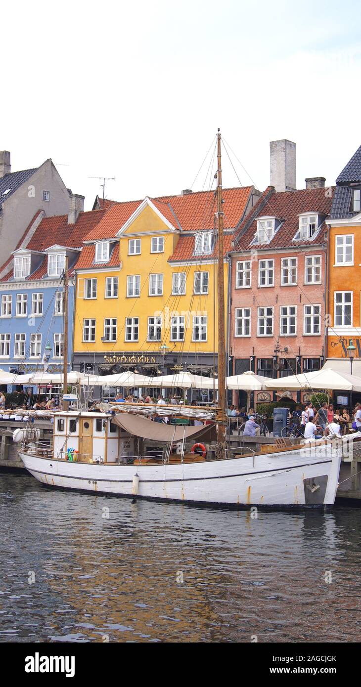 Copenhague, Danemark - May 04th, 2015 : quartier de Nyhavn est un des plus célèbre monument à Copenhague pendant une journée d'été Banque D'Images