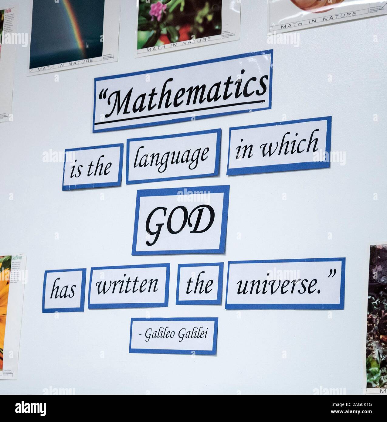 Inscrivez-vous publié dans classe de mathématiques, 'Mathématiques est la langue dans laquelle Dieu a écrit l'univers.', attribué à Galilée. Banque D'Images