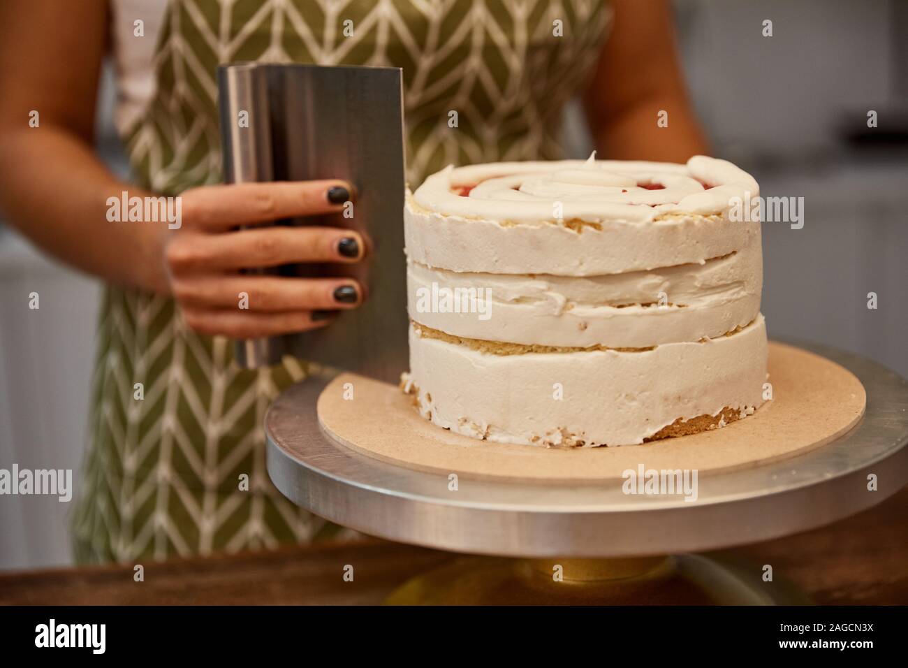Portrait De Patissier D Utilisation D Une Raclette Pour L Alignement De La Creme Sur Le Gateau Photo Stock Alamy Portrait De Patissier D Utilisation D Une Raclette Pour L Alignement De La Creme Sur Le Gateau Photo Stock Alamy