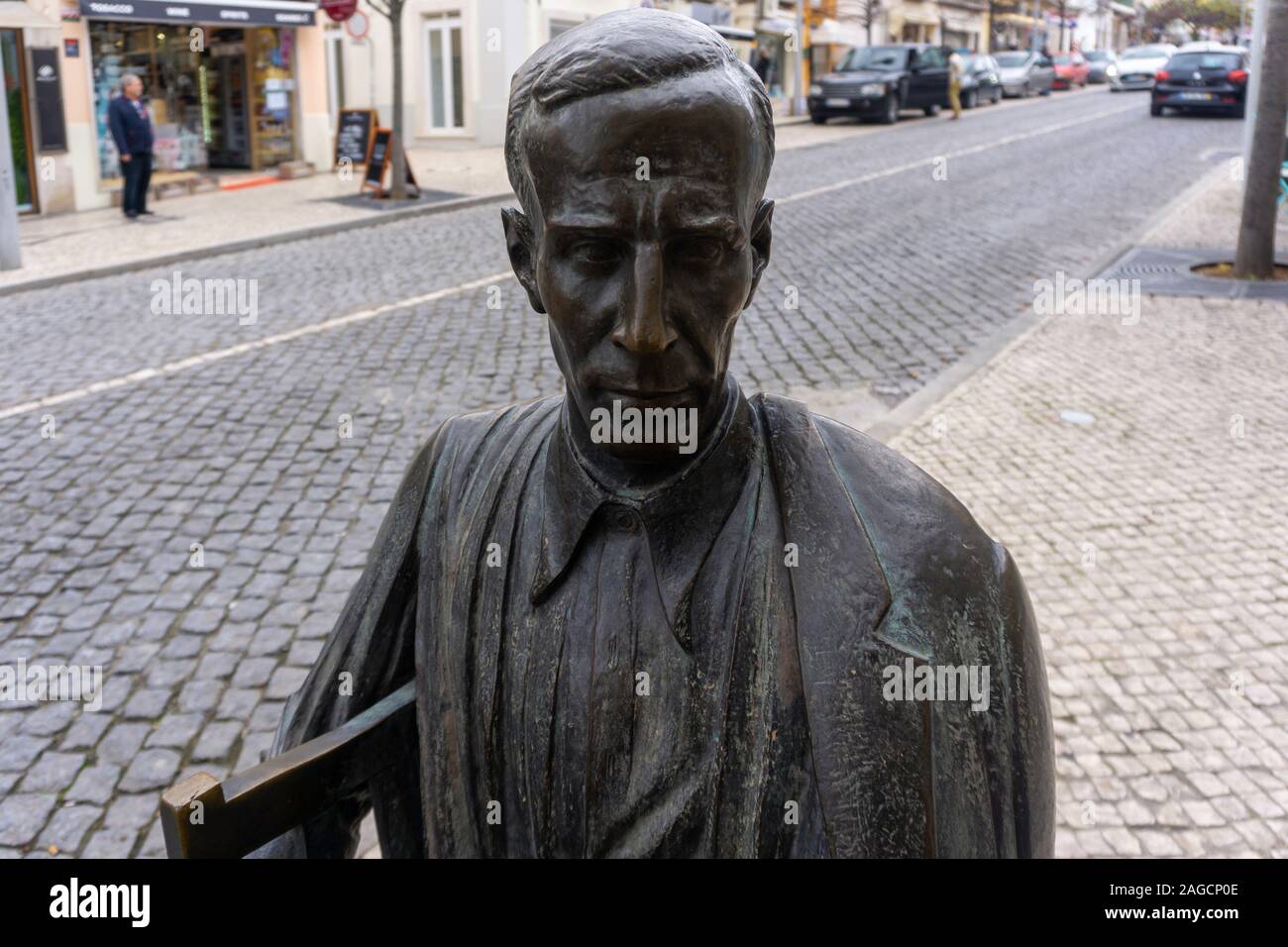 Loulé, Portugal. Gros plan sur le buste d'Antonio Aleixo (1899-1949) poète portugais, devant le café Calcinha, un café qu'il fréquentait. Banque D'Images