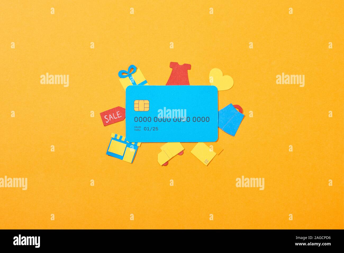 Vue de dessus du modèle de carte de crédit bleu près des icônes isolé sur orange Banque D'Images