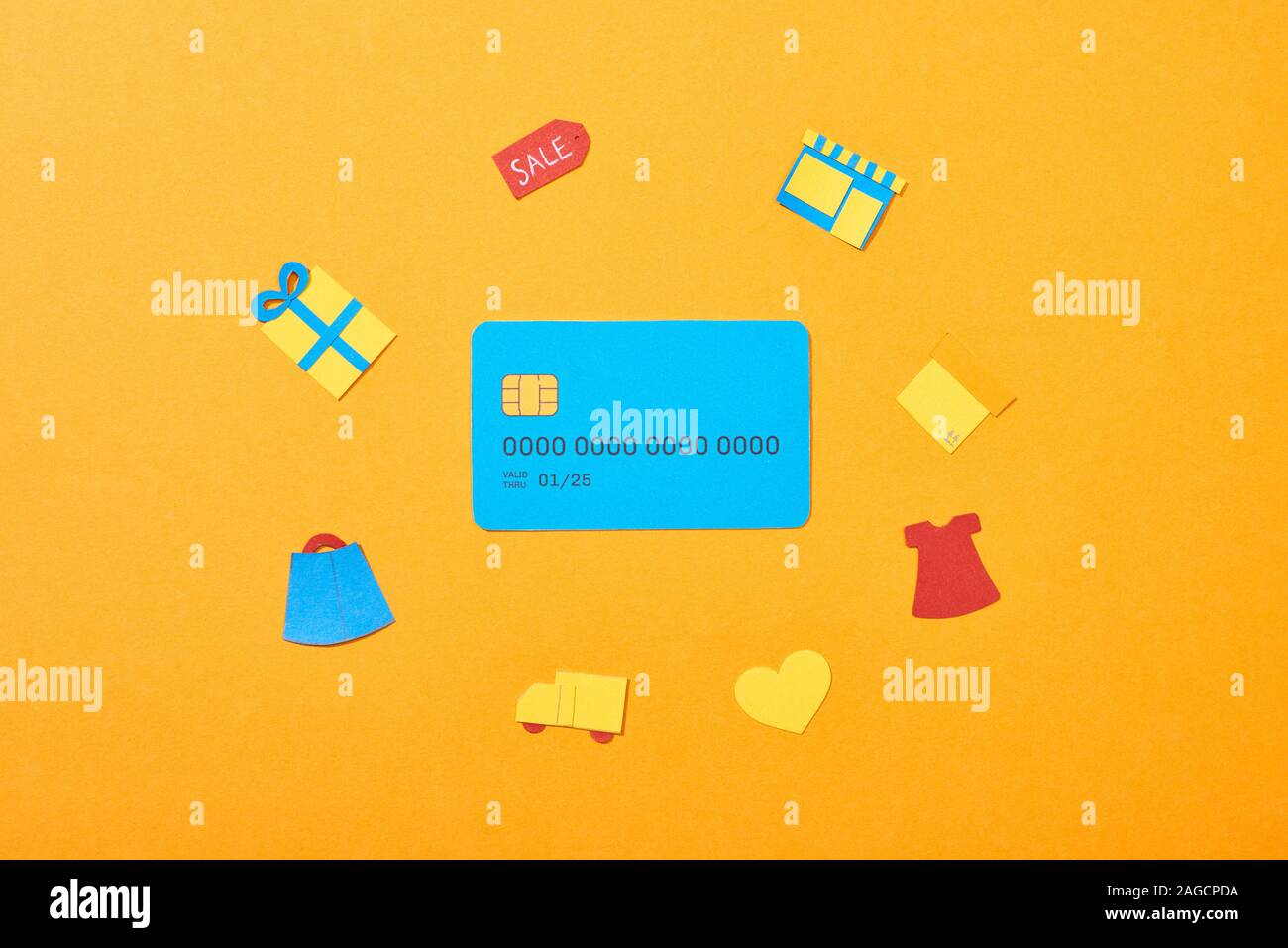 Vue de dessus du modèle de carte de crédit bleu près des icônes isolé sur orange Banque D'Images