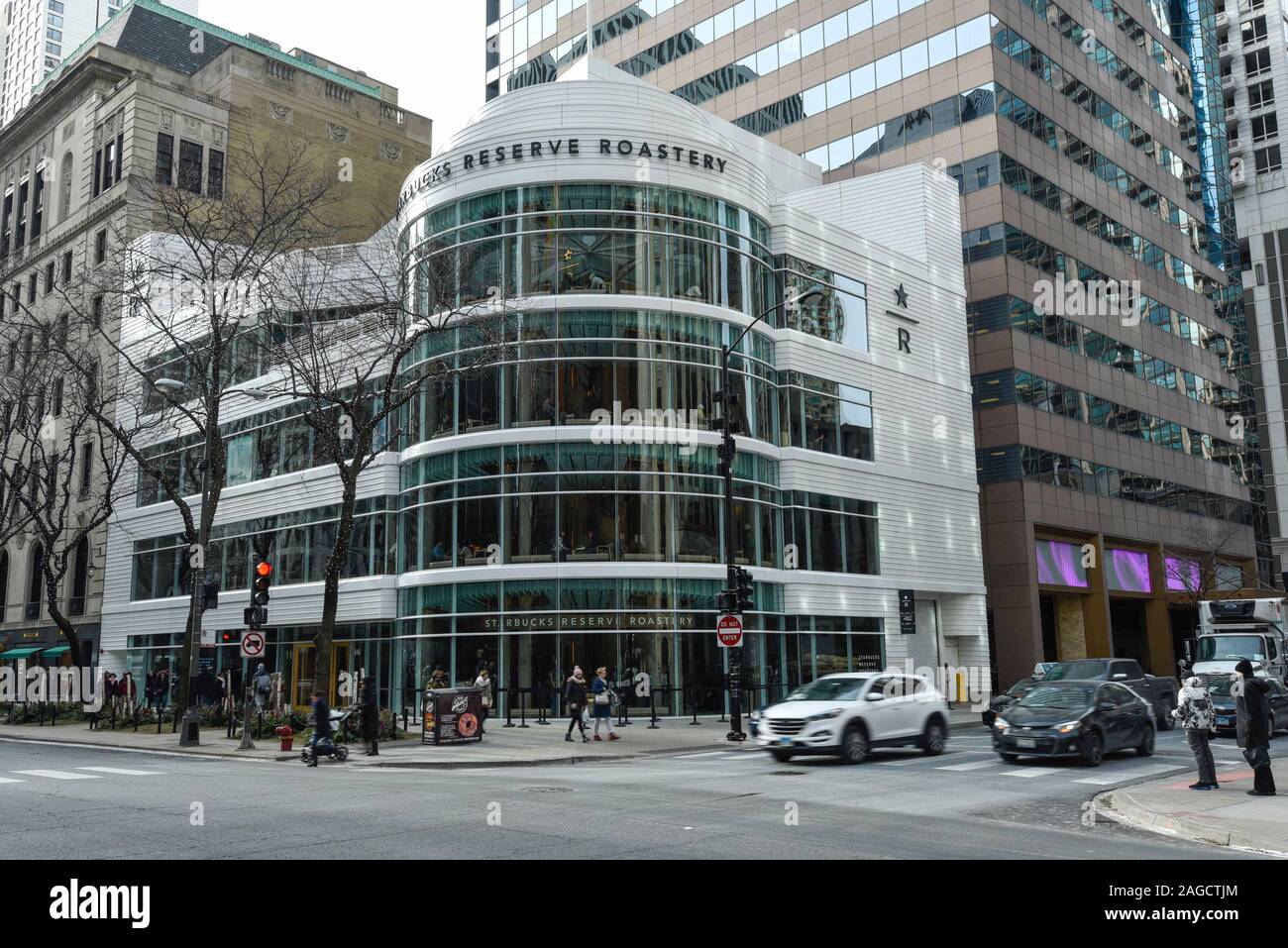 Chicago, USA. 18 décembre 2019. L'extérieur de l'ouverture récente de la torréfaction du Chicago, le plus grand Starbucks sur Michigan Avenue. Les cafés les plus rares que l'entreprise offre dans une torréfaction Starbucks Reserve qui, sur quatre étages, présente l'histoire de café de la fève à la tasse, une boulangerie, un bar et un café par l'inspiration café bar à cocktails. Crédit : Stephen Chung / Alamy Live News Banque D'Images