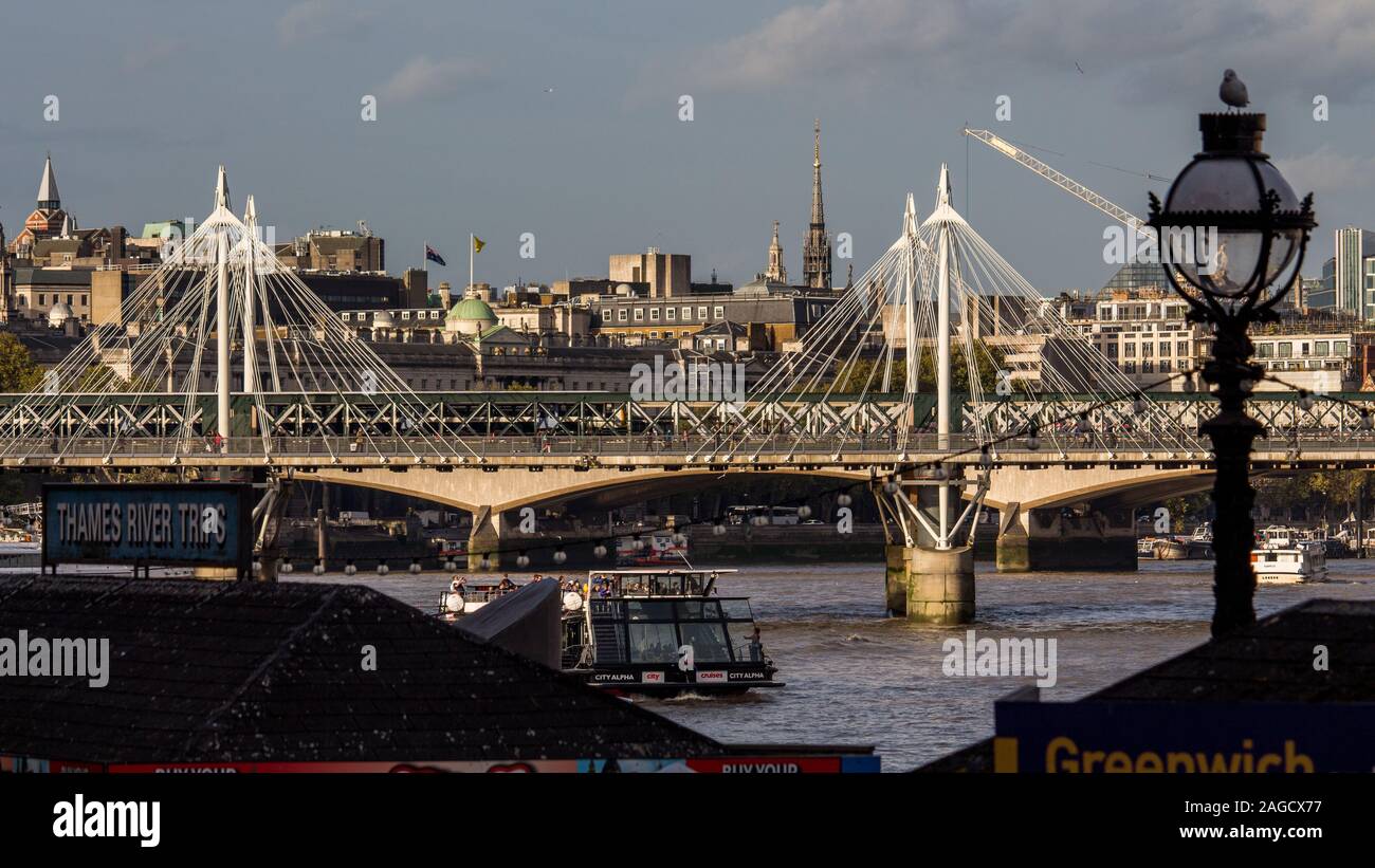 Hungerford Bridge et Golden Jubilee ponts sur la Tamise à Londres, Angleterre Banque D'Images