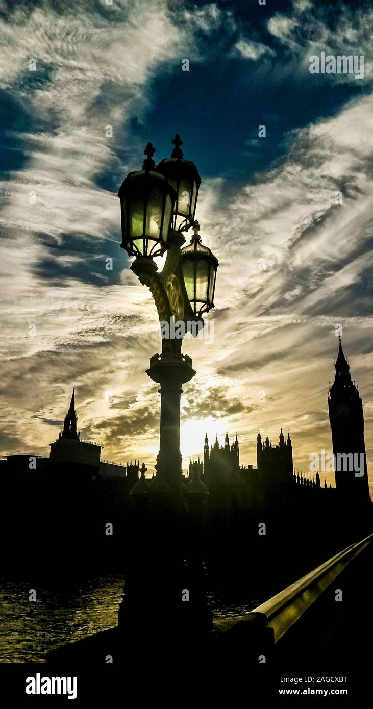 Palais de Westminster et les chambres du Parlement au coucher du soleil, Londres, Angleterre Banque D'Images