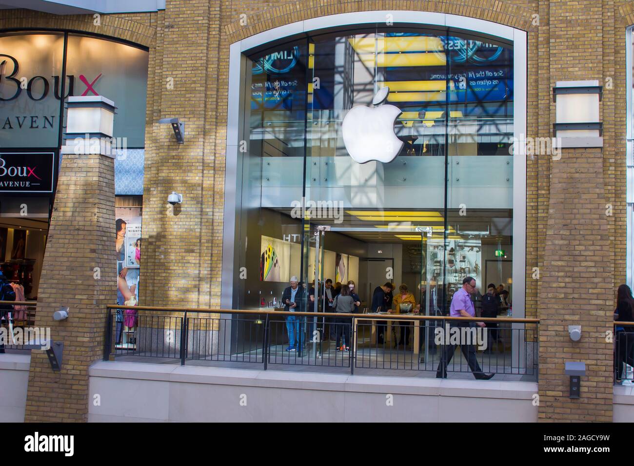 16 octobre 2019 l'entrée de l'Apple Store au centre de Victoria Belfast en Irlande du Nord. Le centre accueille un éventail de boutiques, magasins haut de gamme et Banque D'Images