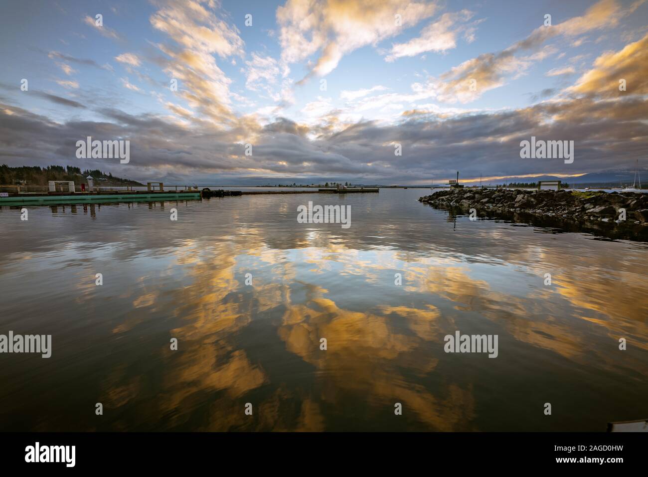 La réflexion du Morning Sunrise dans le calme port de Comox Banque D'Images La réflexion du Morning Sunrise dans le calme port de Comox Banque D'Images