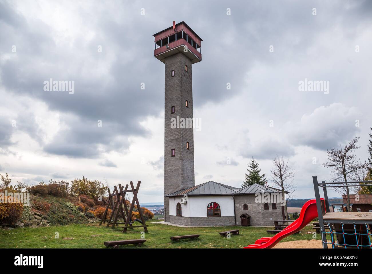 Lookout Tower Karasin en automne par temps couvert, République Tchèque Banque D'Images