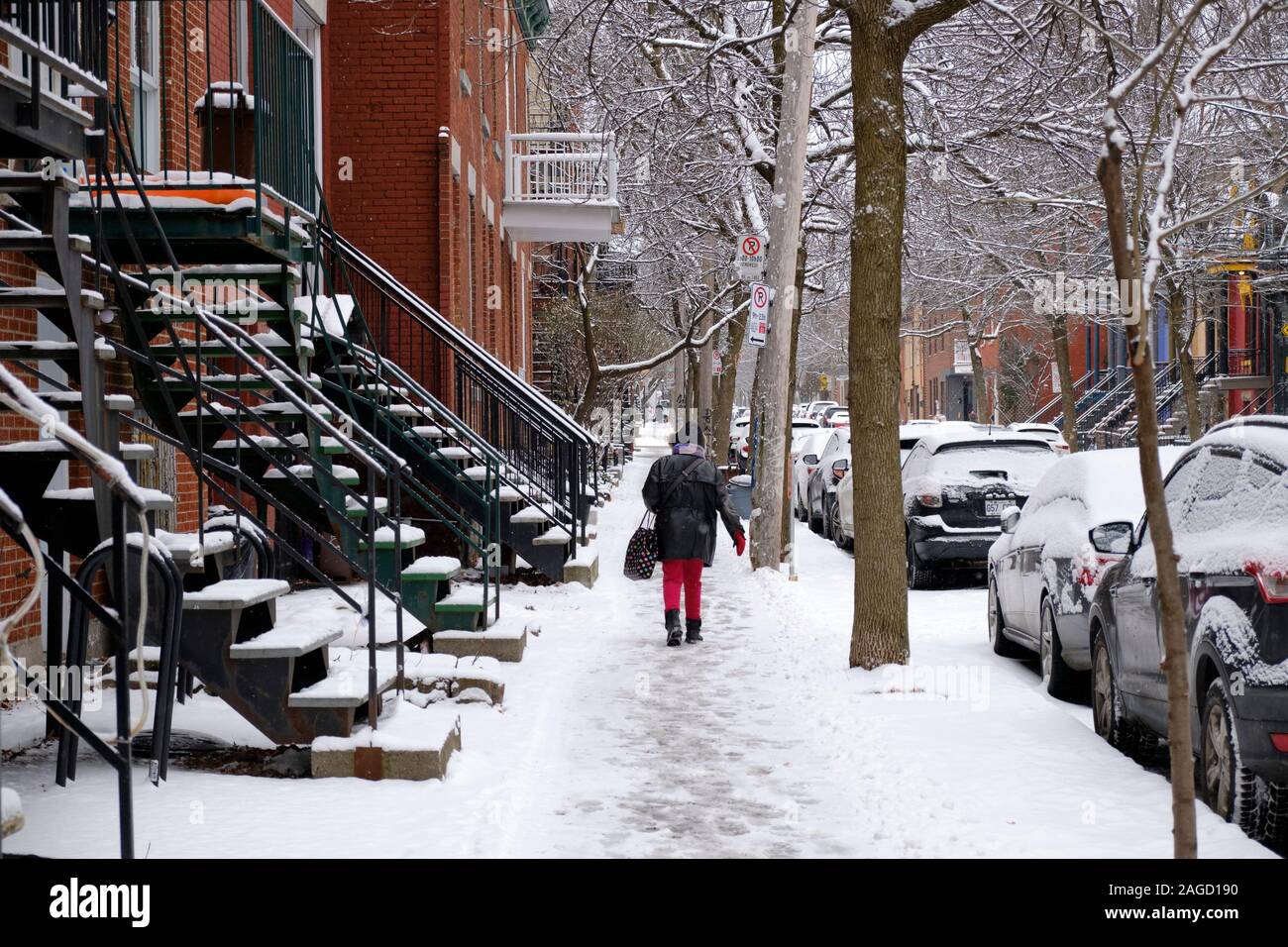 Montréal, Québec, Canada. 18 décembre 2019. Maison colorée le long de la place St-Louis (carré Saint-Louis) dans le quartier du plateau de Montréal, avec des trottoirs glissants actuels quand les conditions hivernales frappent la ville. La neige a chuté toute la journée, l'accumulation totale devrait atteindre 7 à 10 cm d'ici minuit, ce qui devrait faire baisser les températures à -15 °C. Banque D'Images