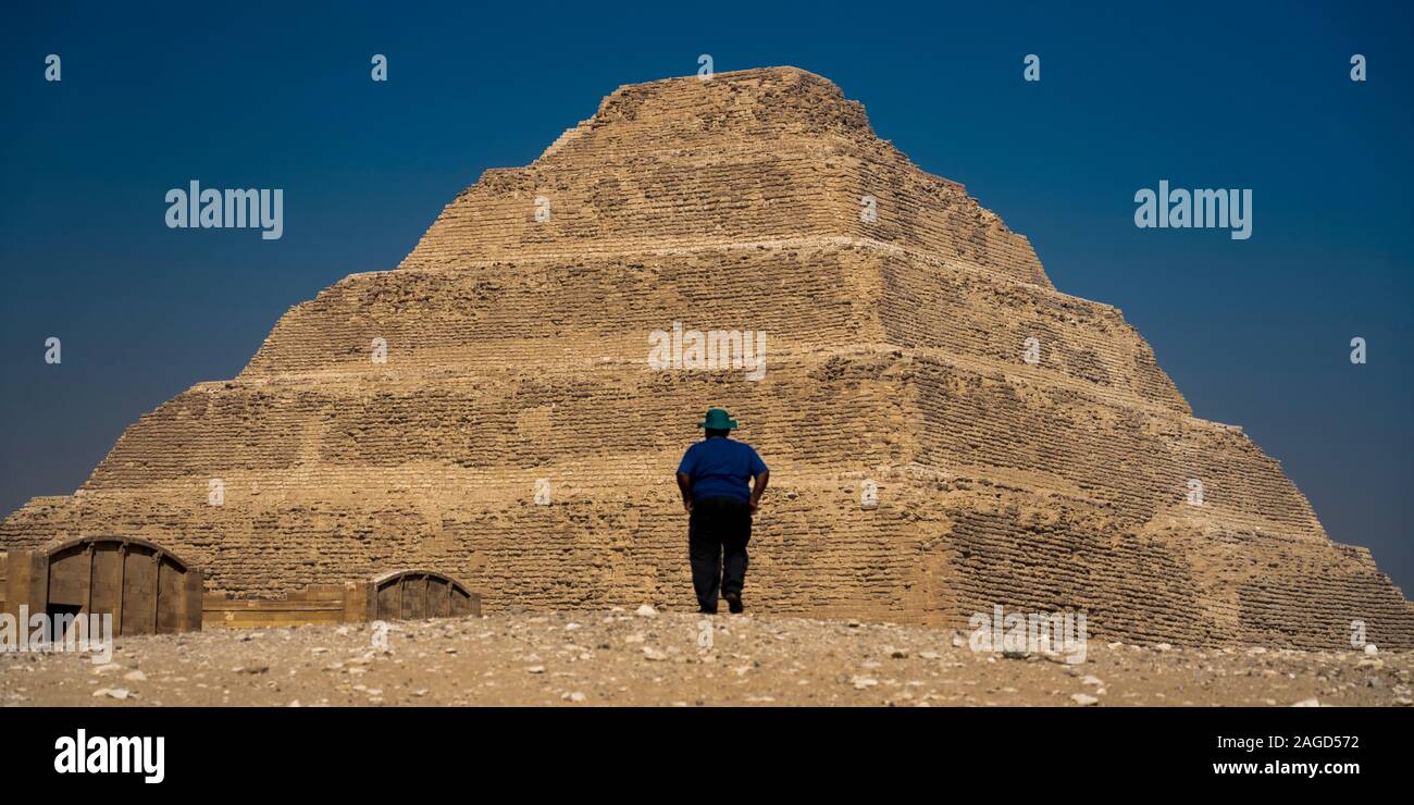 12 novembre, 2019, LE CAIRE, ÉGYPTE - Pyramide de Sakkara connu sous le nom de 'step' première Pyramide Pyramide de l'Egypte montre homme structure admiratif Banque D'Images