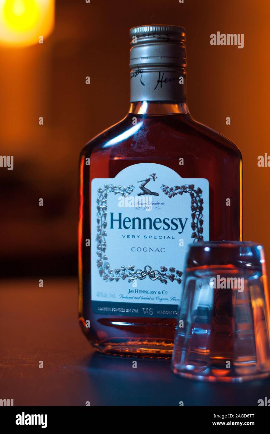 LAWRENCEVILLE, Géorgie, le 21 août 2009 : une bouteille de cognac Hennessy VS et un verre moulé dans une lumière chaude. Banque D'Images