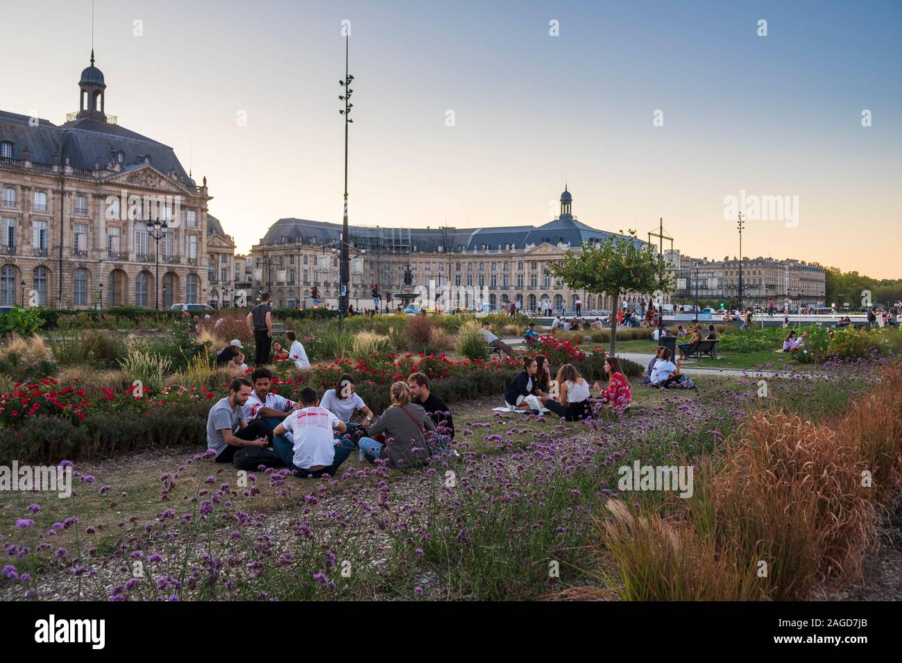Promenade le long de la Garrone Rivière avec les jeunes au coucher du soleil, la ville de Bordeaux, France Banque D'Images