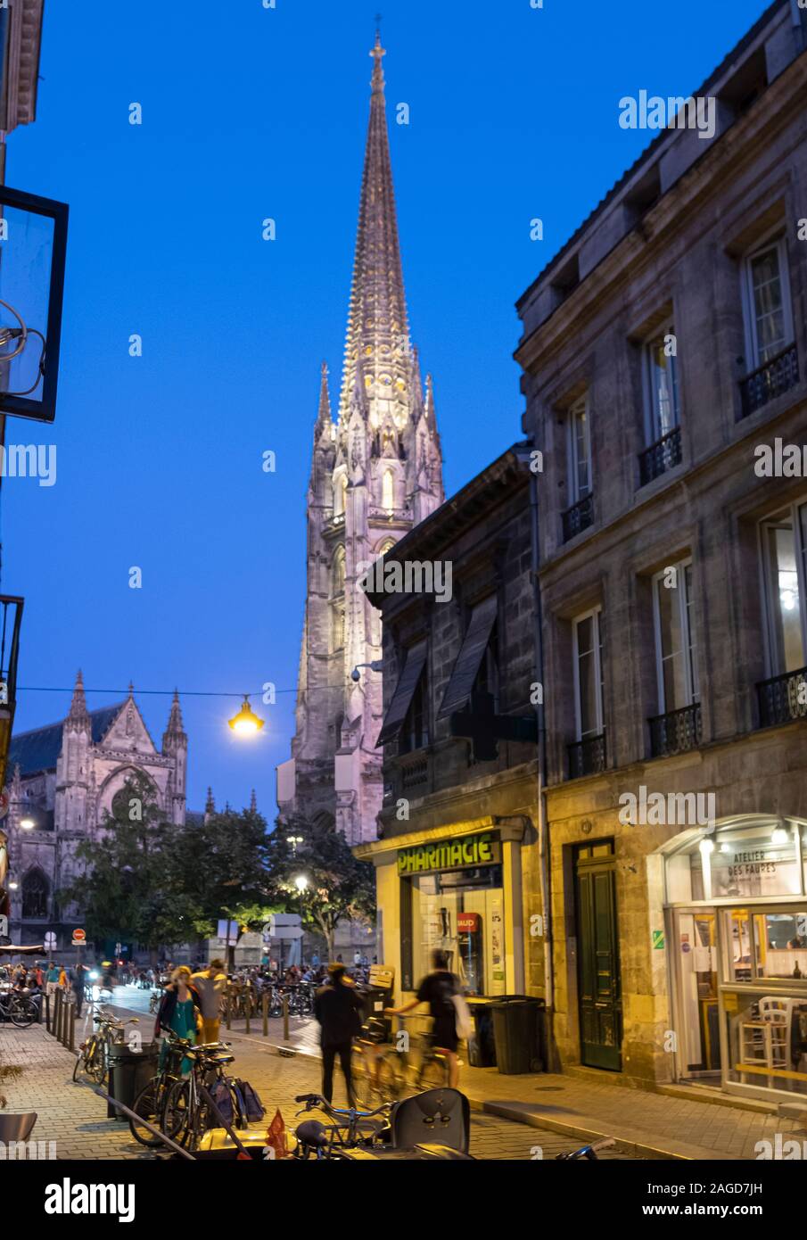 Quartier St-Michel et basilique de Saint Michel dans la nuit , la ville de Bordeaux, France Banque D'Images