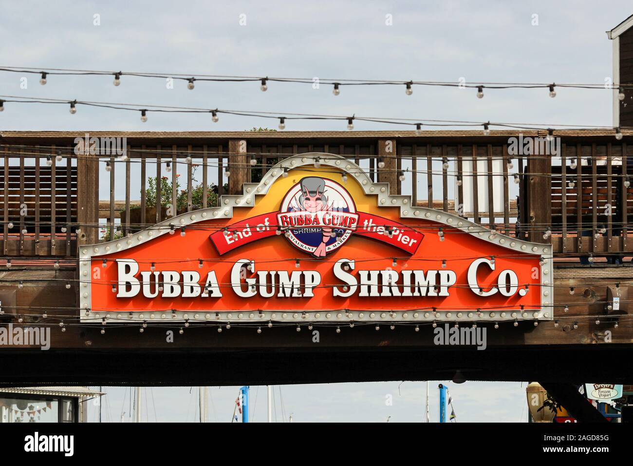 Bubba Gump Shrimp Co. de mer restaurant l'enseigne au néon au Pier 39 de North Beach à San Francisco, États-Unis d'Amérique Banque D'Images